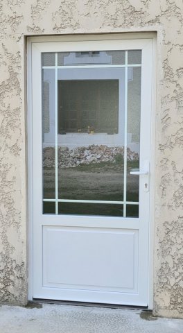 Installation d'une porte d'entrée  en PVC blanc à Saint Jean d'Angély