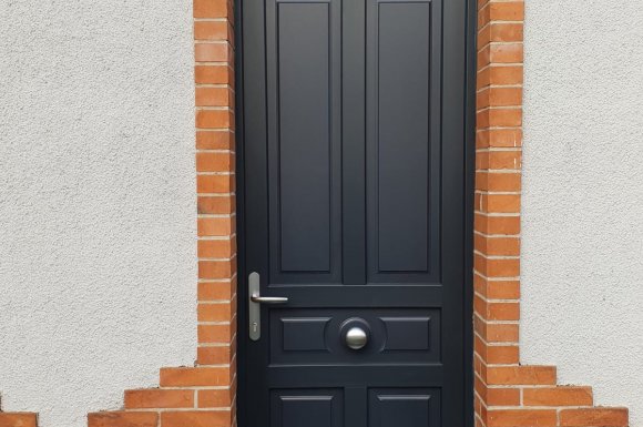 Porte d'entrée en PVC, gris anthracite installée à Orléans.