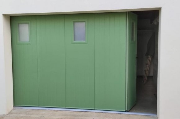 Fourniture et pose de porte de garage avec portillon intégré à Orléans