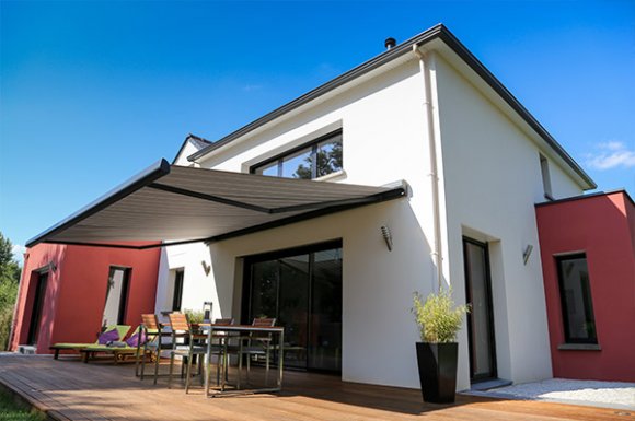 Pose de stores bannes sur une terrasse par un menuisier.