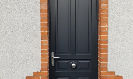 Porte d'entrée en PVC, gris anthracite installée à Orléans.