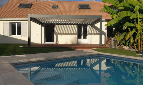 Installation d’une pergola bioclimatique dans un jardin à Orléans. CD MENUISERIES