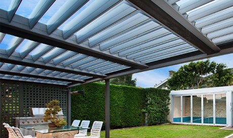 Installation d’une pergola bioclimatique dans un jardin à Orléans et sa région. CD MENUISERIES