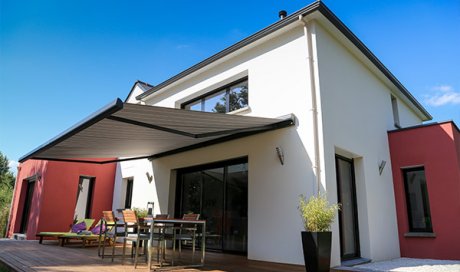 Pose de stores bannes sur une terrasse par un menuisier.