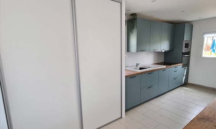 Cuisine aménagée coloris vert Fjord avec plan de travail chêne installée à Varaize