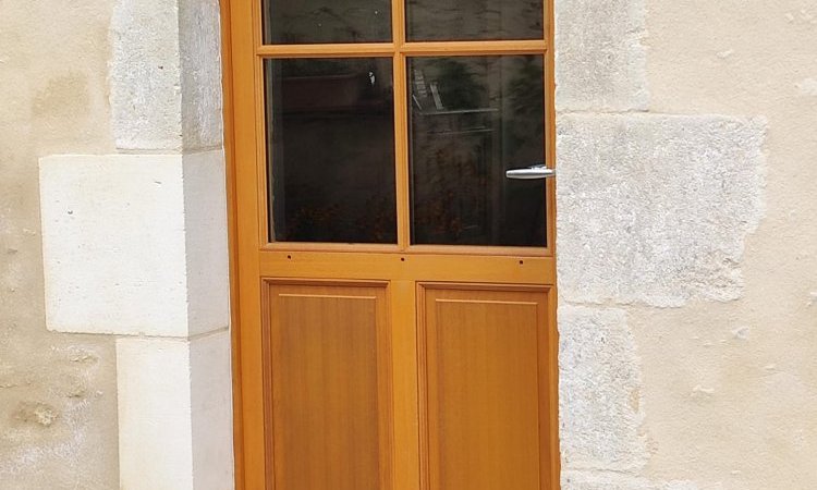 Porte d'entrée en bois exotique installée à la Richardière (17)