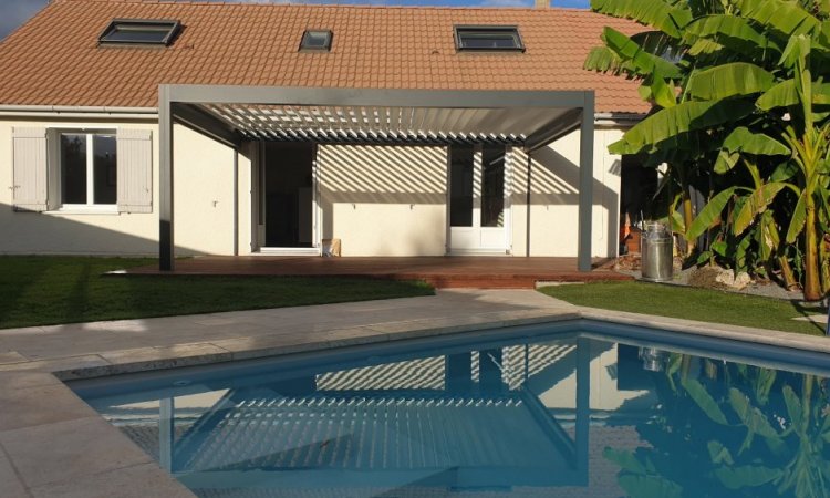 Installation d’une pergola bioclimatique dans un jardin à Orléans et sa région. CD MENUISERIES