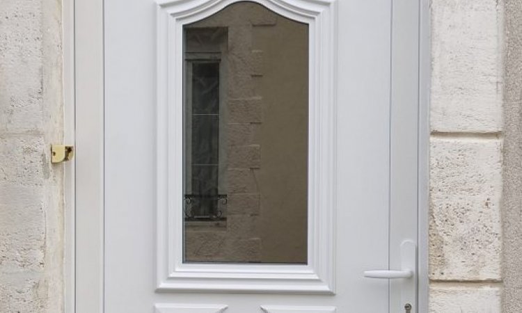 Porte en PVC blanc, vitrage décor antique clair. Installé à Saint Jean d'Angély.